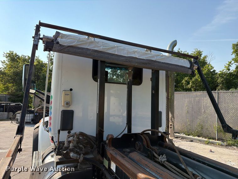 image for item FT6123 2016 Peterbilt 567 roll-off container truck