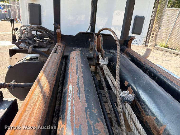 image for item FT6123 2016 Peterbilt 567 roll-off container truck