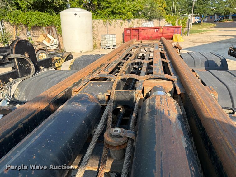 image for item FT6123 2016 Peterbilt 567 roll-off container truck