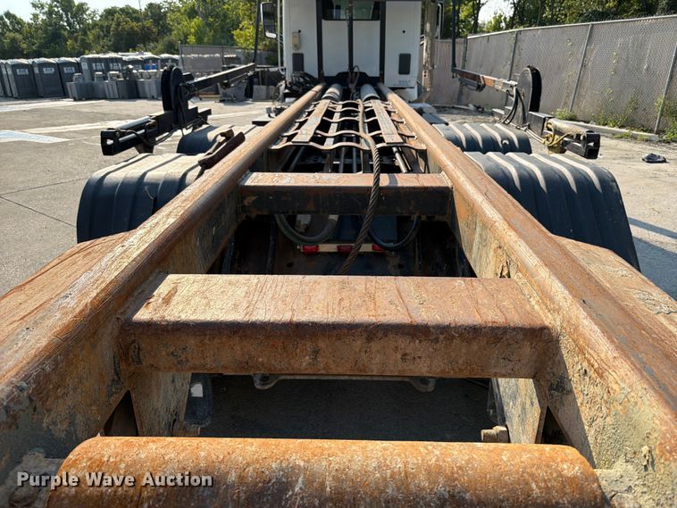 image for item FT6123 2016 Peterbilt 567 roll-off container truck