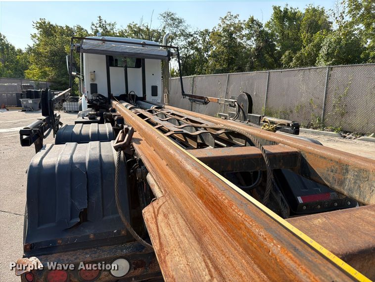 image for item FT6123 2016 Peterbilt 567 roll-off container truck