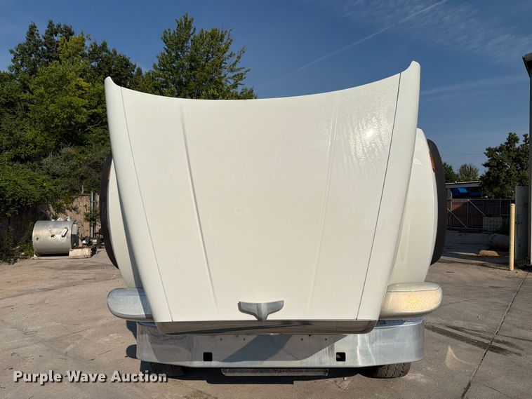 image for item FT6123 2016 Peterbilt 567 roll-off container truck
