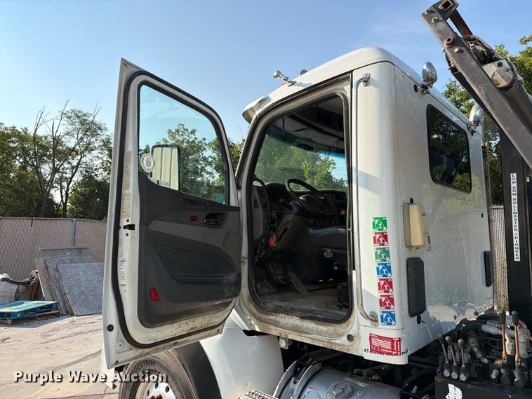 image for item FT6123 2016 Peterbilt 567 roll-off container truck