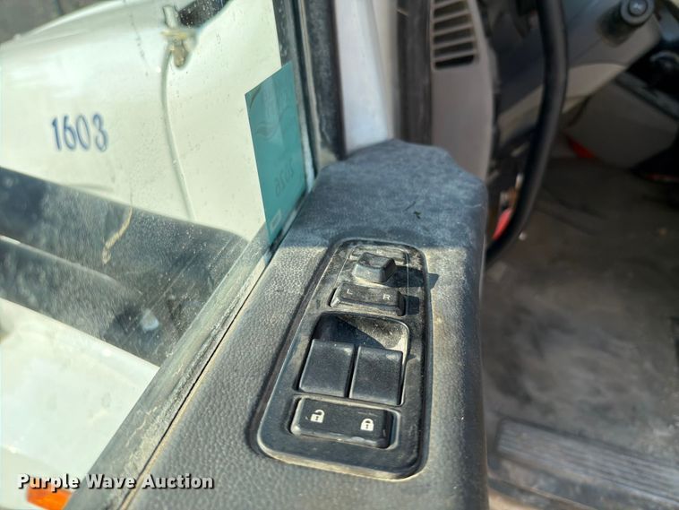 image for item FT6123 2016 Peterbilt 567 roll-off container truck