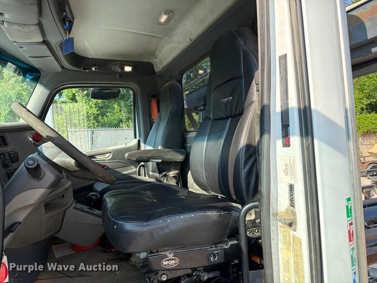 image for item FT6123 2016 Peterbilt 567 roll-off container truck