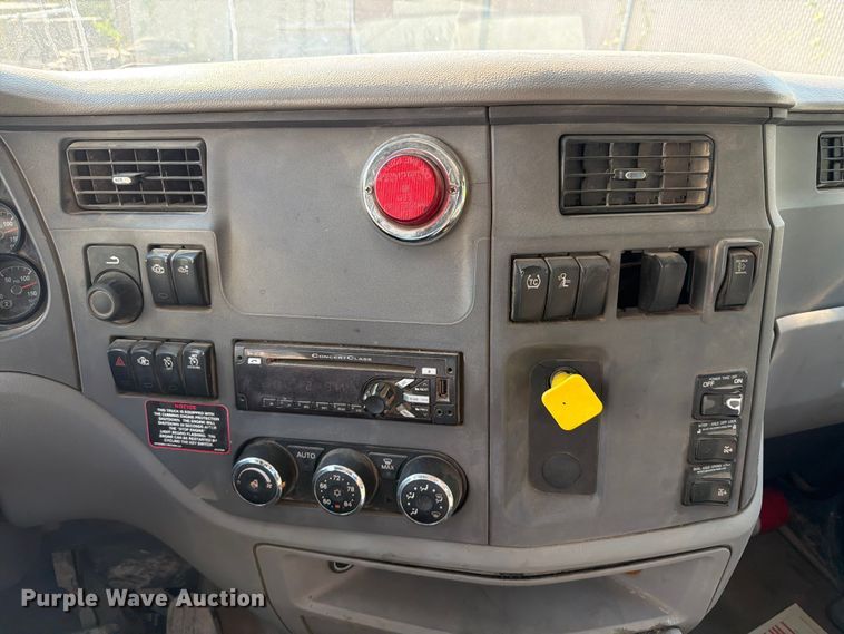 image for item FT6123 2016 Peterbilt 567 roll-off container truck