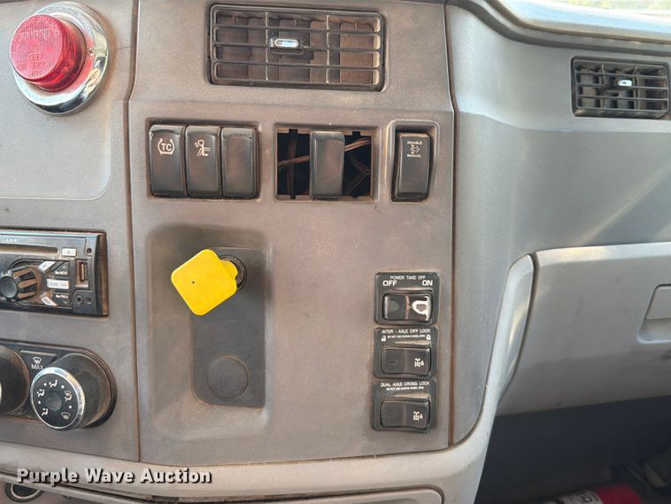 image for item FT6123 2016 Peterbilt 567 roll-off container truck