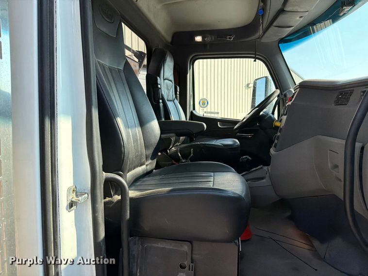 image for item FT6123 2016 Peterbilt 567 roll-off container truck