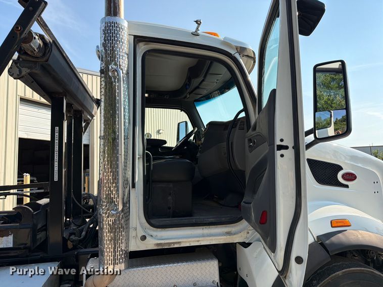 image for item FT6123 2016 Peterbilt 567 roll-off container truck