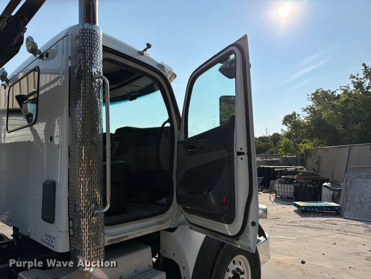 image for item FT6123 2016 Peterbilt 567 roll-off container truck