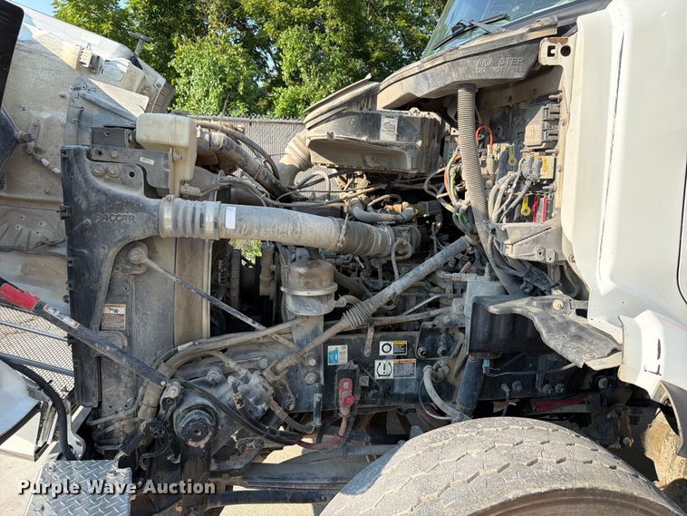 image for item FT6123 2016 Peterbilt 567 roll-off container truck