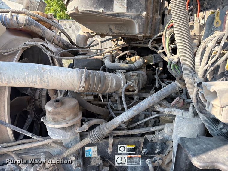 image for item FT6123 2016 Peterbilt 567 roll-off container truck