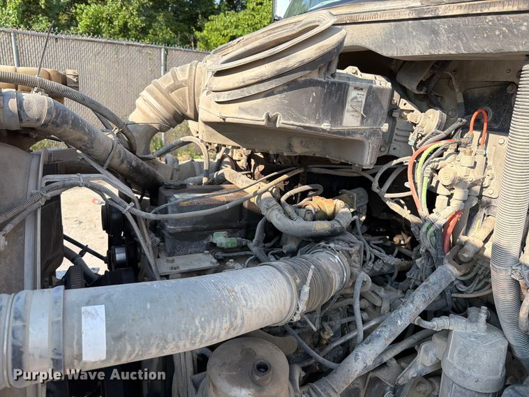 image for item FT6123 2016 Peterbilt 567 roll-off container truck