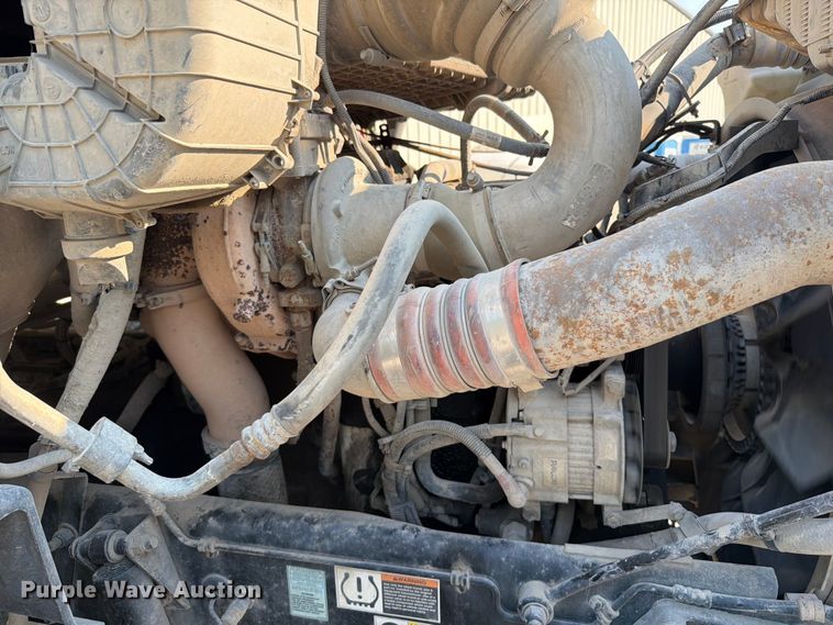 image for item FT6123 2016 Peterbilt 567 roll-off container truck