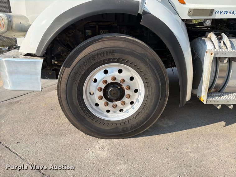 image for item FT6123 2016 Peterbilt 567 roll-off container truck
