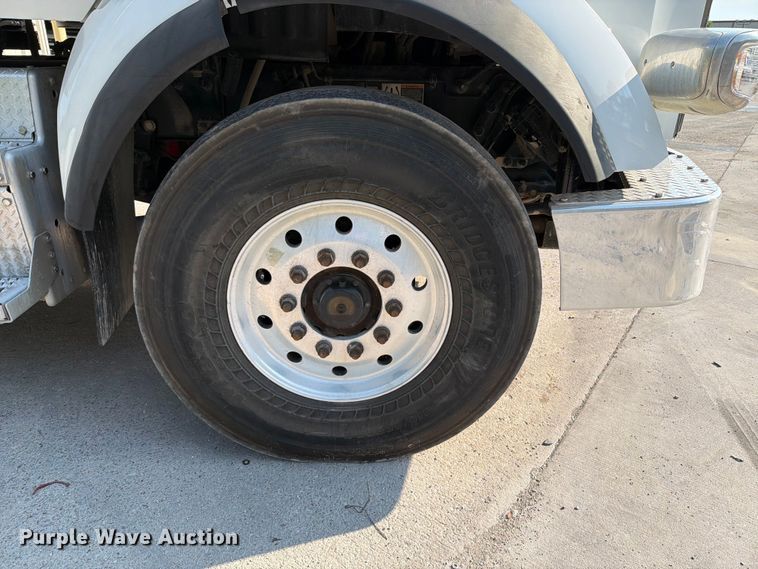 image for item FT6123 2016 Peterbilt 567 roll-off container truck
