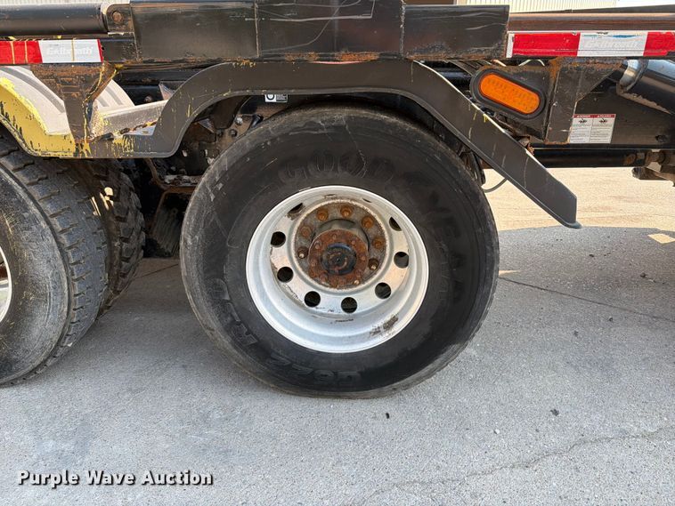 image for item FT6123 2016 Peterbilt 567 roll-off container truck