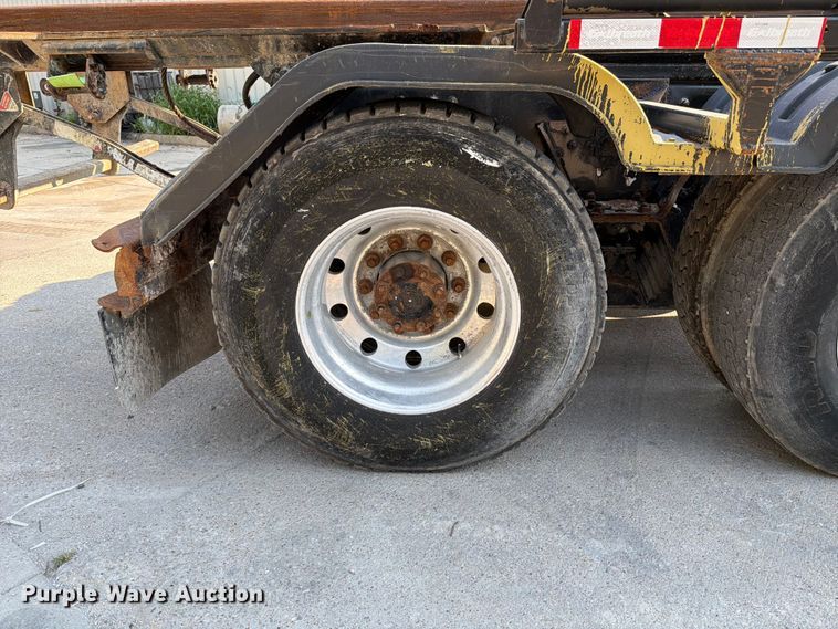 image for item FT6123 2016 Peterbilt 567 roll-off container truck