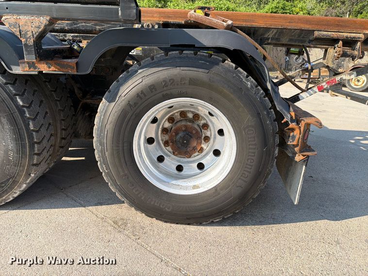 image for item FT6123 2016 Peterbilt 567 roll-off container truck