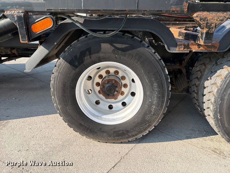 image for item FT6123 2016 Peterbilt 567 roll-off container truck