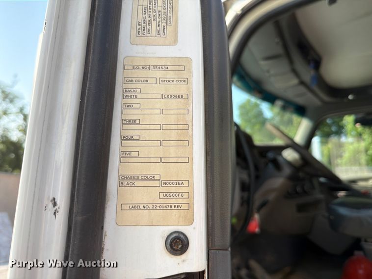 image for item FT6123 2016 Peterbilt 567 roll-off container truck