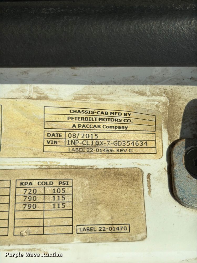 image for item FT6123 2016 Peterbilt 567 roll-off container truck