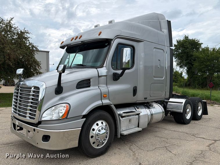 image for item FT8001 2015 Freightliner Cascadia semi truck