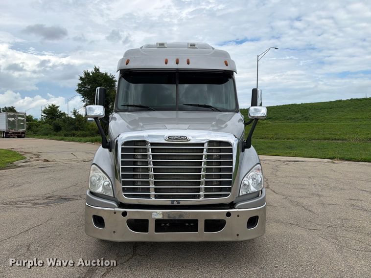 image for item FT8001 2015 Freightliner Cascadia semi truck