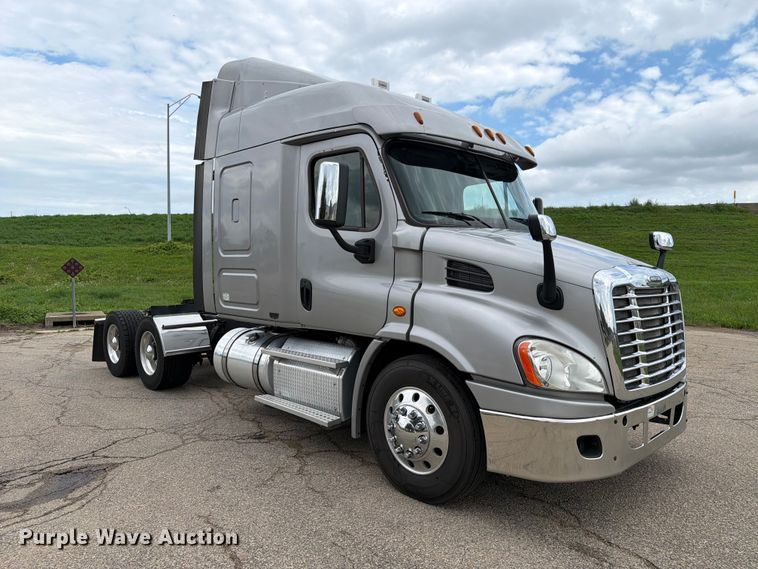 image for item FT8001 2015 Freightliner Cascadia semi truck
