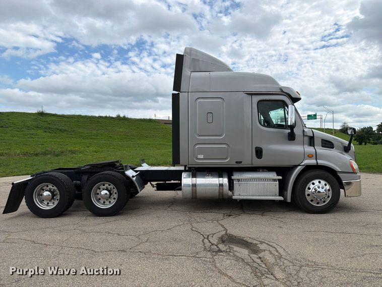 image for item FT8001 2015 Freightliner Cascadia semi truck