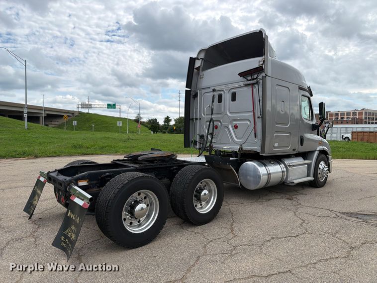image for item FT8001 2015 Freightliner Cascadia semi truck