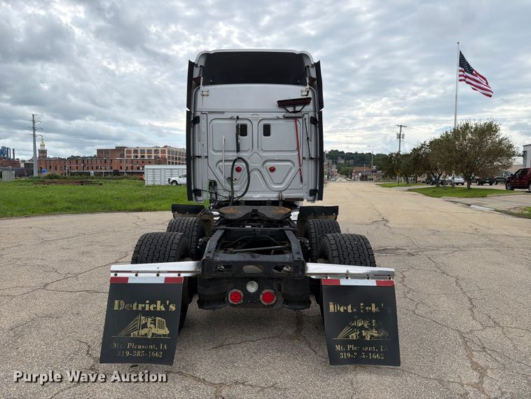 image for item FT8001 2015 Freightliner Cascadia semi truck