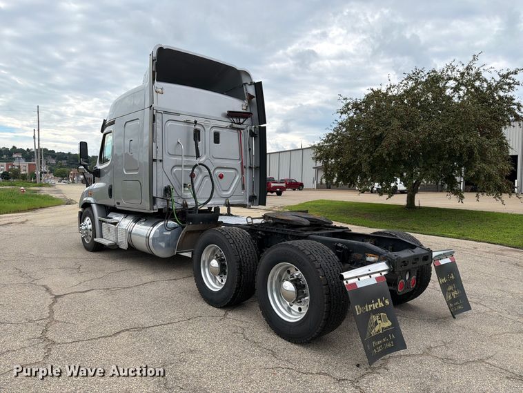 image for item FT8001 2015 Freightliner Cascadia semi truck