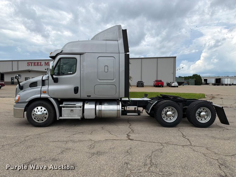 image for item FT8001 2015 Freightliner Cascadia semi truck
