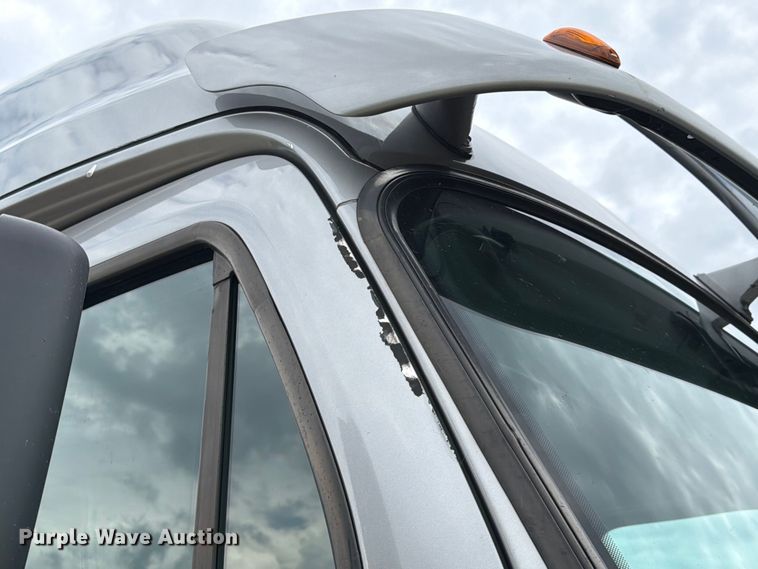 image for item FT8001 2015 Freightliner Cascadia semi truck