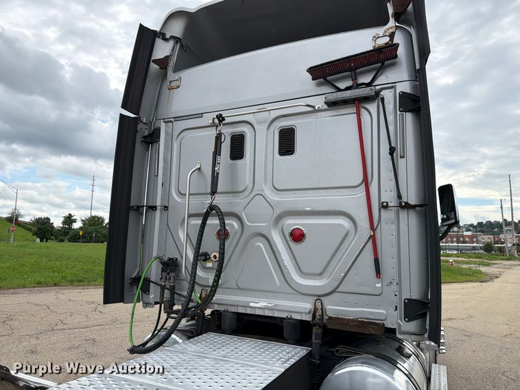 image for item FT8001 2015 Freightliner Cascadia semi truck