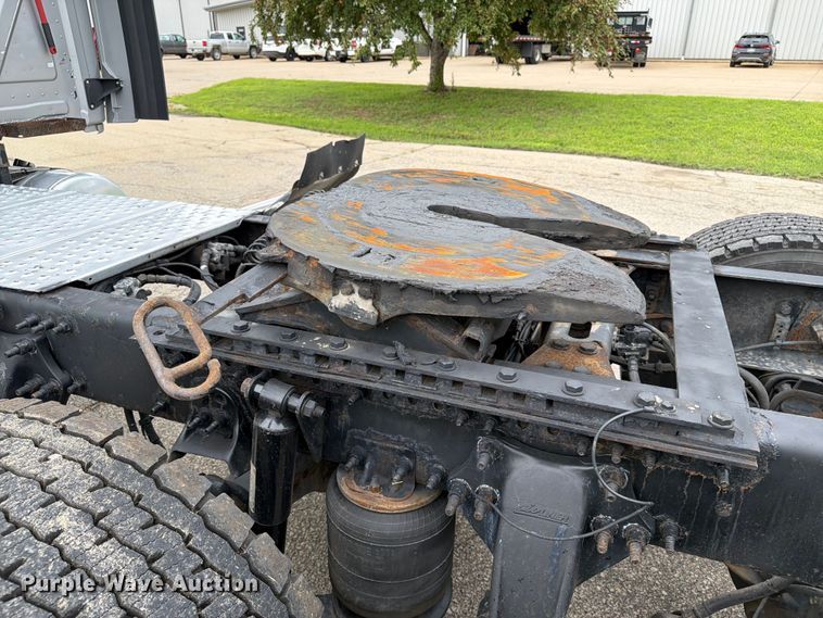 image for item FT8001 2015 Freightliner Cascadia semi truck