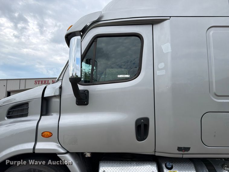 image for item FT8001 2015 Freightliner Cascadia semi truck
