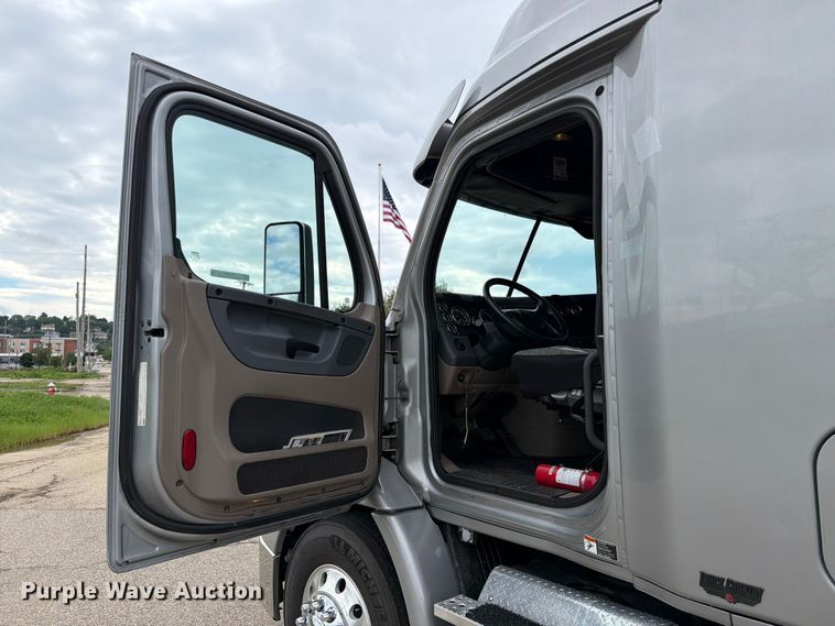 image for item FT8001 2015 Freightliner Cascadia semi truck