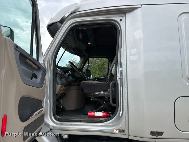 image for item FT8001 2015 Freightliner Cascadia semi truck