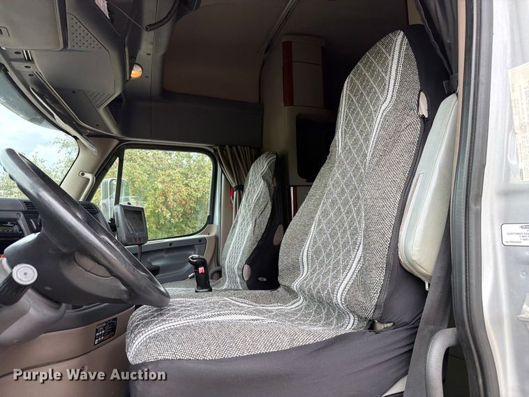 image for item FT8001 2015 Freightliner Cascadia semi truck