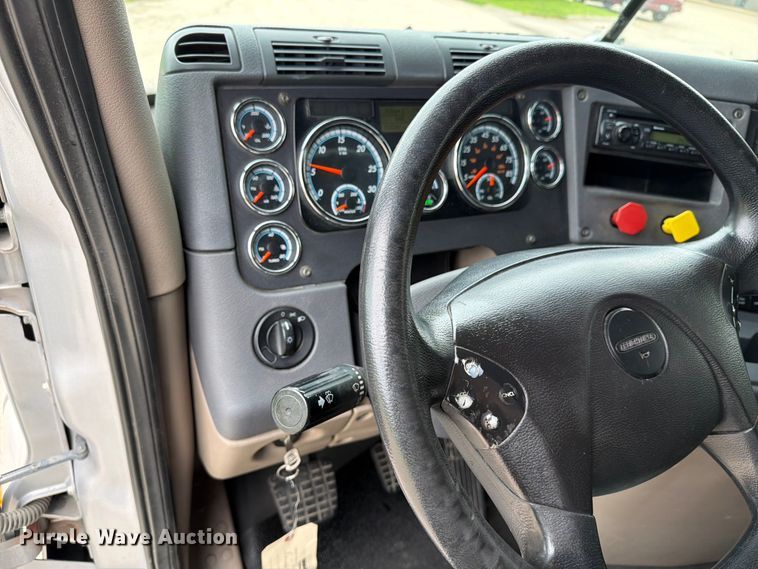 image for item FT8001 2015 Freightliner Cascadia semi truck