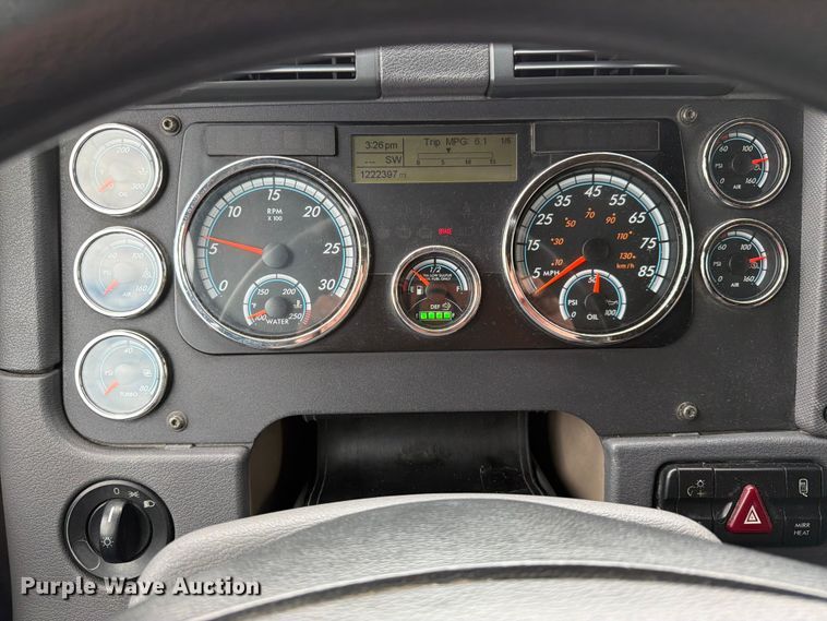 image for item FT8001 2015 Freightliner Cascadia semi truck