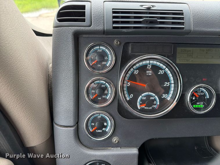 image for item FT8001 2015 Freightliner Cascadia semi truck