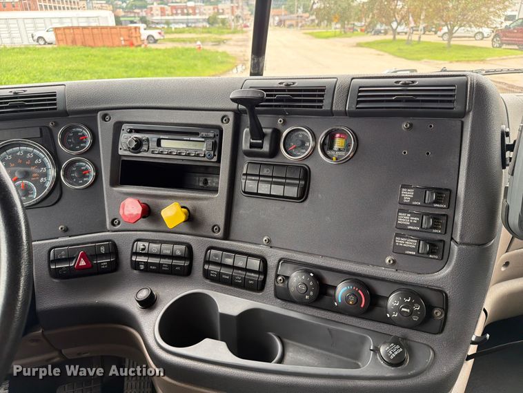 image for item FT8001 2015 Freightliner Cascadia semi truck