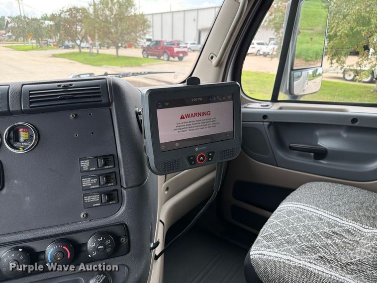 image for item FT8001 2015 Freightliner Cascadia semi truck
