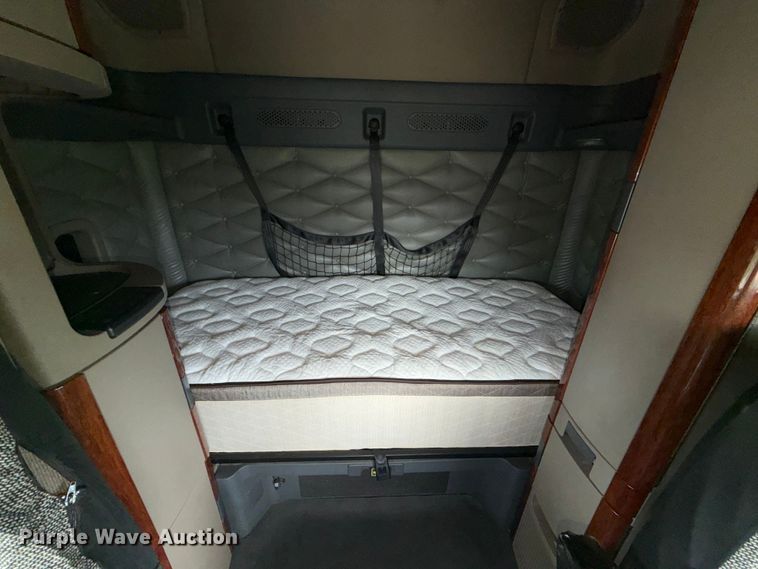 image for item FT8001 2015 Freightliner Cascadia semi truck