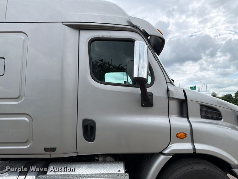 image for item FT8001 2015 Freightliner Cascadia semi truck