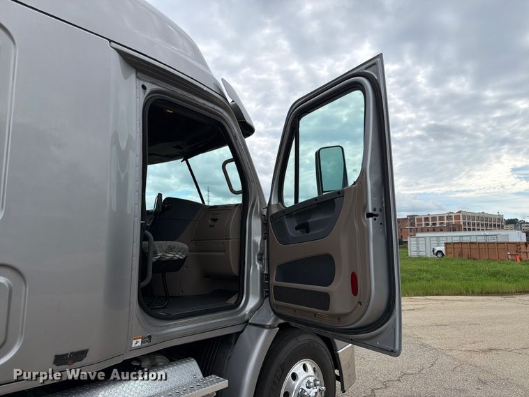 image for item FT8001 2015 Freightliner Cascadia semi truck