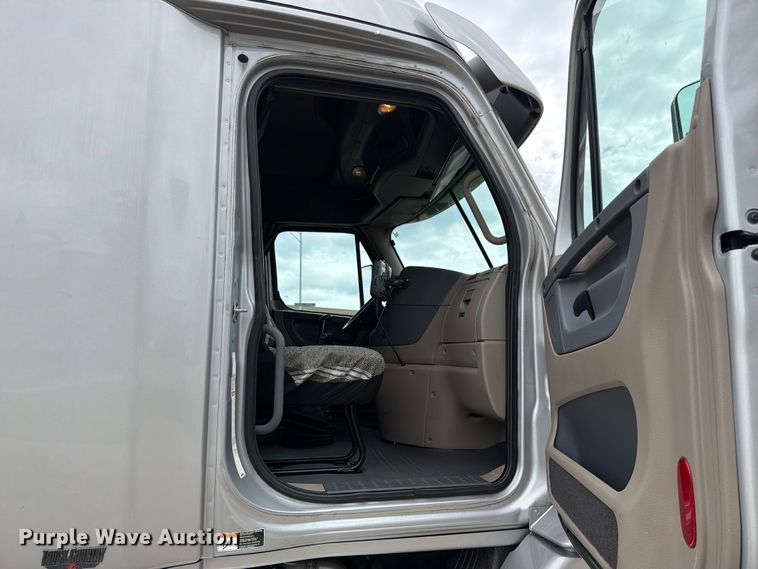image for item FT8001 2015 Freightliner Cascadia semi truck